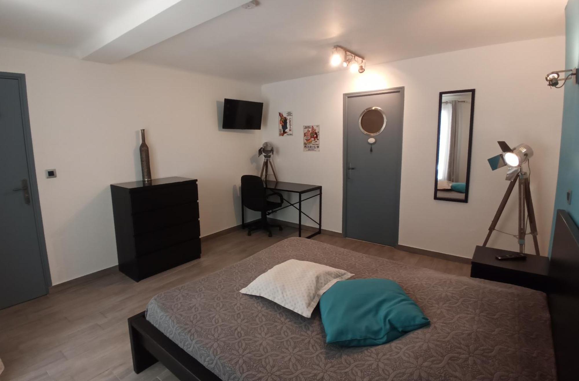 Sur Les Pas De Pagnol Bed & Breakfast Aubagne Ruang foto